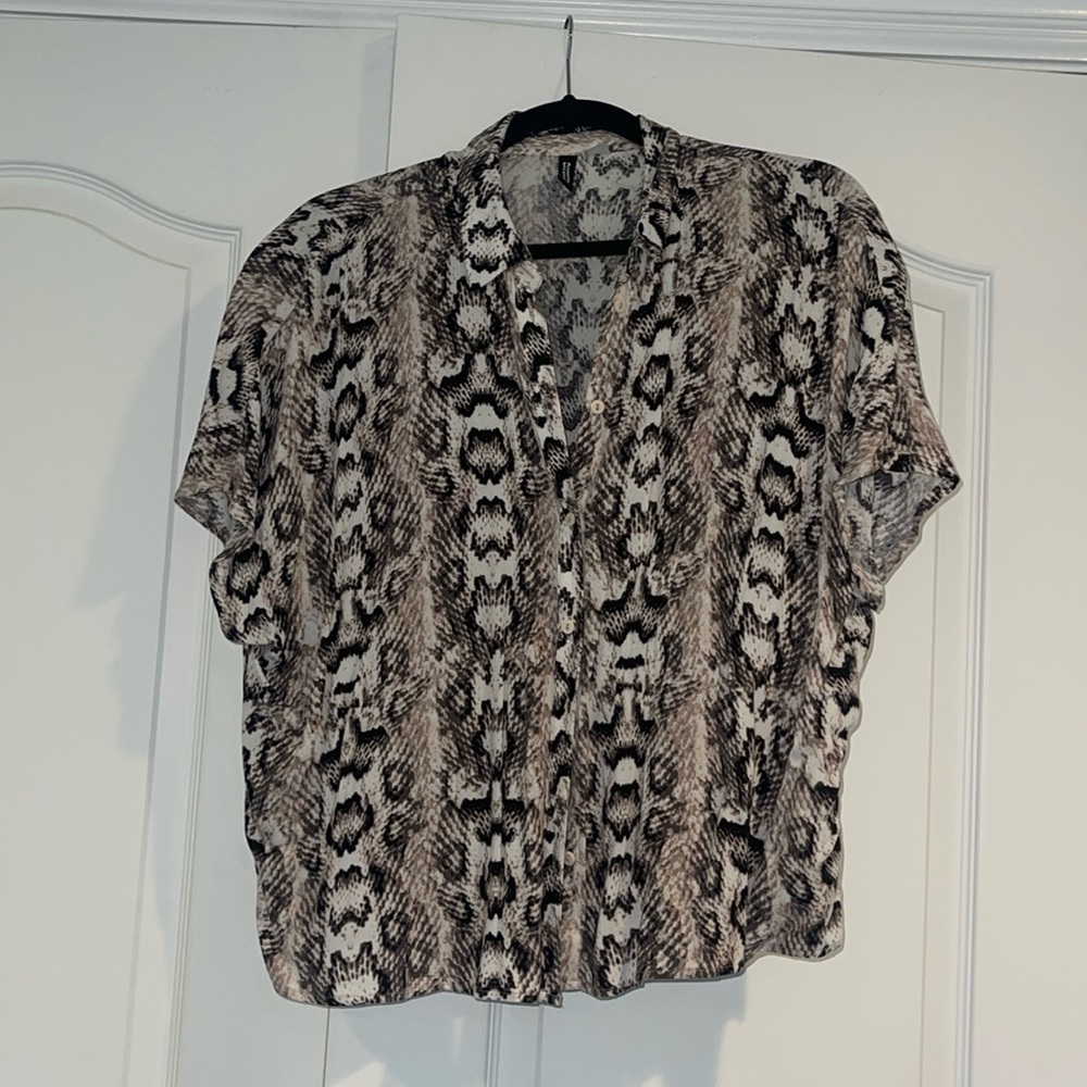 Hardly worn cute H&M top! Only wore one time